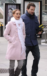 高清组图：《黑天鹅》纽约热拍 波特曼街头随性表演