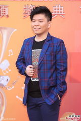 组图：常石磊一身蓝衣醒目亮相金曲奖红毯
