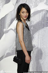 组图：周迅亮相巴黎时装周 马甲裤装休闲帅气