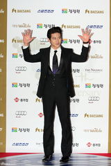 高清组图：青龙奖红毯女星争艳 河智苑孙艺珍成焦点