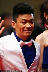 组图：王宝强戛纳红毯跪地示爱激吻娇妻