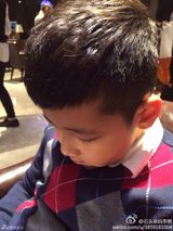 组图：石头理发大玩洗剪吹 龙抬头变身帅气萌男