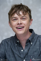 组图：丹尼尔为《杀死汝爱》拍写真 抿嘴卖萌