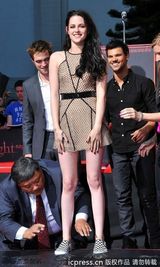 组图：《暮光》三主角留手印 斯图尔特裙短险走光