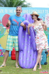 组图：吴凤节目《爱玩客》全新改版 抱女嘉宾