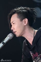 组图：黄义达首度试水校园不插电 坦言压力大