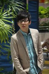 高清图：胡夏“萌”游新加坡 造型经典笑容灿烂