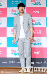 组图：少时秀英宣传《恋爱操作团》豹纹裙霸气