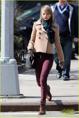 组图：斯威夫特耳机不离身 现身街头美艳精致