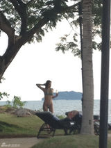 组图：高虎揽比基尼美女度假半裸推油