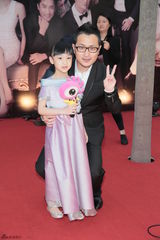 组图：金像奖红毯星光灿烂 众星持小新齐卖萌