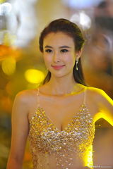 组图：车模兽兽性感透视黄金奶 自信爆乳微笑