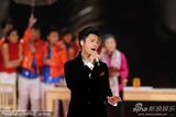组图：陈坤春晚演唱《好久没回家》