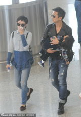 组图：孙俪全家同行 邓超抱熟睡儿子变奶爸