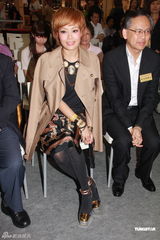 组图：容祖儿出席慈善活动祝福何韵诗