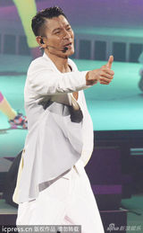 组图：刘德华广州开唱秀肌肉 与辣妹跳贴身热舞