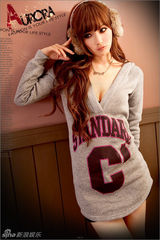 组图：长发靓模服饰写真秀美腿 露乳沟电眼迷人