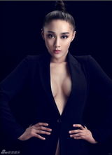 组图：于佳加拍惹火写真 制服诱惑大露事业线