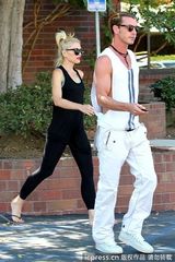 组图：史蒂芬妮夫妇运动完毕扫货 儿子兴高采烈