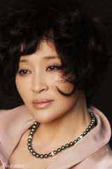 组图：刘晓庆写真花絮曝光 与化妆师现场狂逗趣