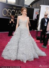 组图：奥斯卡红毯-女配提名艾米-亚当斯与老公