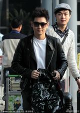 组图：林志颖帅气现身展童颜 镜头前比V卖萌