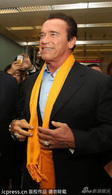 组图：施瓦辛格西安参观兵马俑 华服美女送石榴