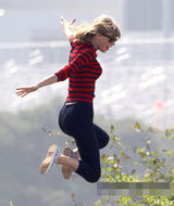 组图：泰勒拍新歌MV玩蹦床跳 热裤秀白皙美腿