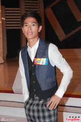 组图：陈智燊亮相拜神仪式 不介意女友性感出镜