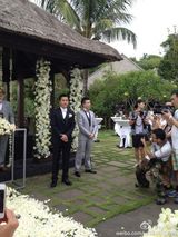 组图：直击杨幂婚礼激动落泪 刘恺威亲吻新娘