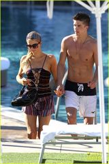 组图：帕丽斯泳池边色诱男友 水中交欢主动献吻