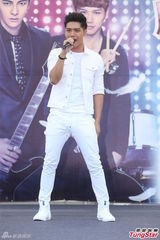 组图：汪东城蔡旻佑台北为电视原声带签唱