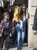 组图：贝嫂携子女团外出 小七亮黄衫卖萌抢镜