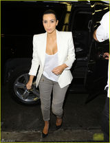 组图：卡戴珊扎清爽马尾辫 长衣长裤难掩丰满