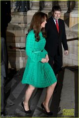 组图：凯特王妃百褶绿裙明艳 新发型显女人味