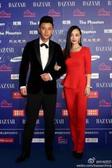 组图：李小璐红衣喜庆 红毯甜蜜携手老公贾乃亮