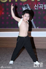 组图：小版PSY黄珉宇新碟首唱 鸟叔范儿十足