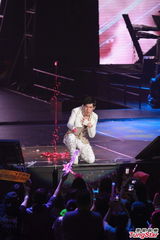 组图：周杰伦香港演唱会落幕 陈奕迅台上力挺