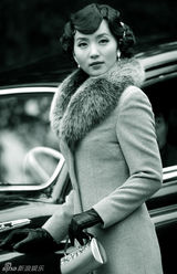 高清图：陈好黑白复古剧照曝光 绝美曲线质感十足