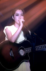 组图：朱婧唱响“豪门盛宴” 空灵唱腔征服球迷