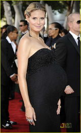 高清组图：名模克鲁姆大肚如箩 与老公牵手亮相