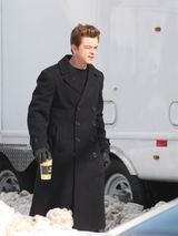 组图：罗伯特帕丁森雪天赶拍新片 吸烟排解劳累