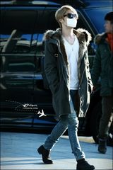 组图：JYJ赴广州宣传亚运 墨镜口罩遮面亮相