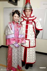 幻灯图：《万凰之王》主演试装 胡杏儿宣萱争宠