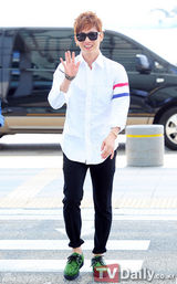 组图：张佑赫清爽亮相机场 飞赴台湾举行粉丝会