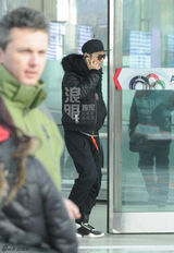 独家：黄晓明携父母回京 baby陪黄爸说笑