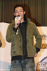 高清图：周柏豪连诗雅进校园 分享学生时代真挚友情