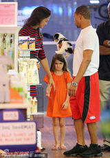 组图：苏瑞宠物店遭捉弄头顶小狗表情囧