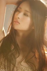 组图：颖儿魅惑写真 阳光下展露女人香