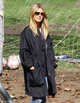 组图：海蒂-克鲁姆宽松外套陪女儿玩耍显母爱